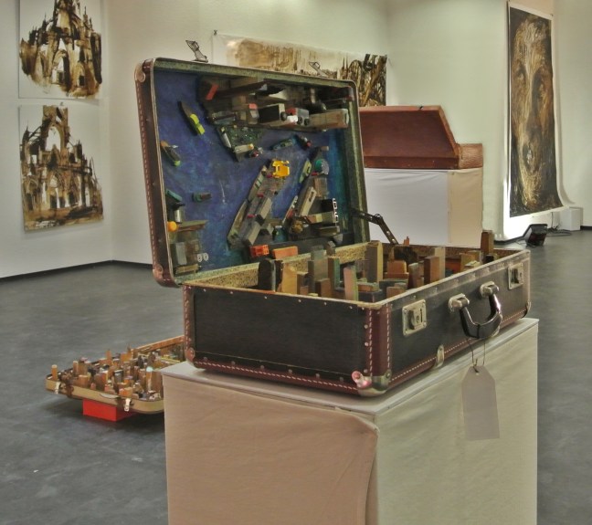 Stadt im Koffer - Koffer mit Objekten aus Holz, 2013